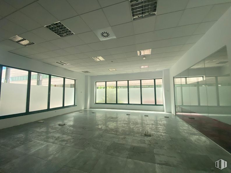 Oficina en alquiler en Avenida Tenerife, 2, San Sebastián de los Reyes, Madrid, 28700 con ventana, lámpara, accesorio, edificio, hall, suelos, vidrio, techo, sombra y casa alrededor