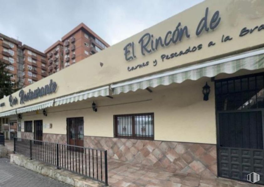 Local en venta en Calle Perú, 18, Coslada, Madrid, 28820 con ventana, edificio, cielo, nube, fachada, edificio comercial, fuente, puerta, accesorio y tejado alrededor