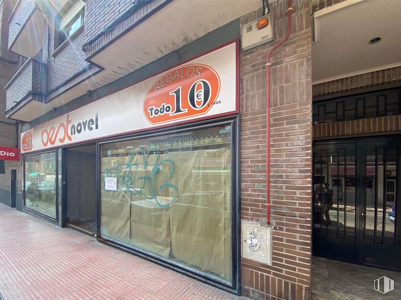 Local en alquiler en Calle Pablo Picasso, 57, Alcobendas, Madrid, 28100 con edificio, ventana, fachada, ciudad, área metropolitana, acera, venta al por menor, fuente, señalización y vidrio alrededor