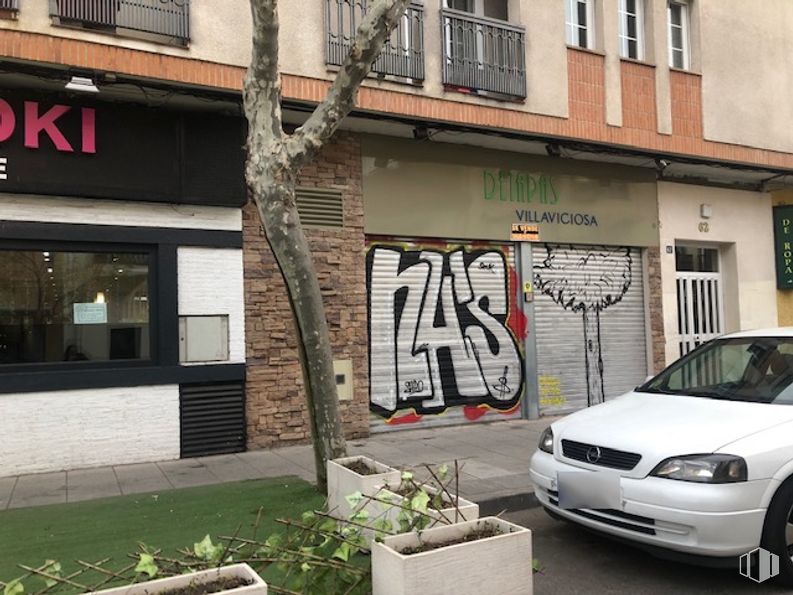 Local en alquiler y venta en Calle Eras, Villaviciosa de Odón, Madrid, 28670 con coche, neumático, ventana, edificio, luz de estacionamiento, vehículo terrestre, vehículo, planta, propiedad y rueda alrededor