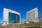 Office for rent at Edificio Louis Pasteur, Avenida Juncal, 24, San Sebastián de los Reyes, Madrid, 28700 with building, sky, plant, tree, window, urban design, street light, tower block, condominium and facade around