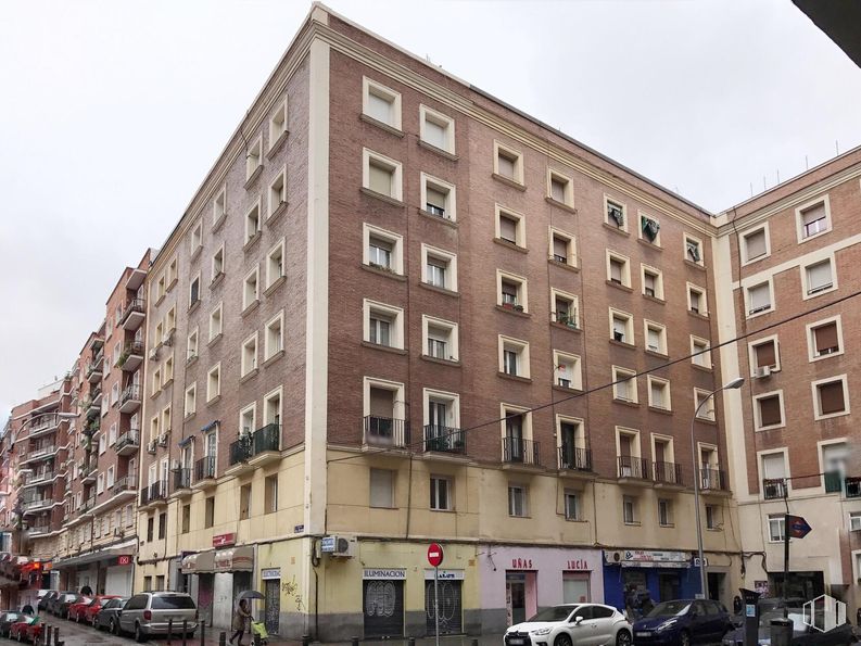 Retail for sale at Calle Miguel Arredondo, 7, Arganzuela, Madrid, 28045 with car, sky, building, wheel, tire, window, vehicle, condominium, tower block and urban design around