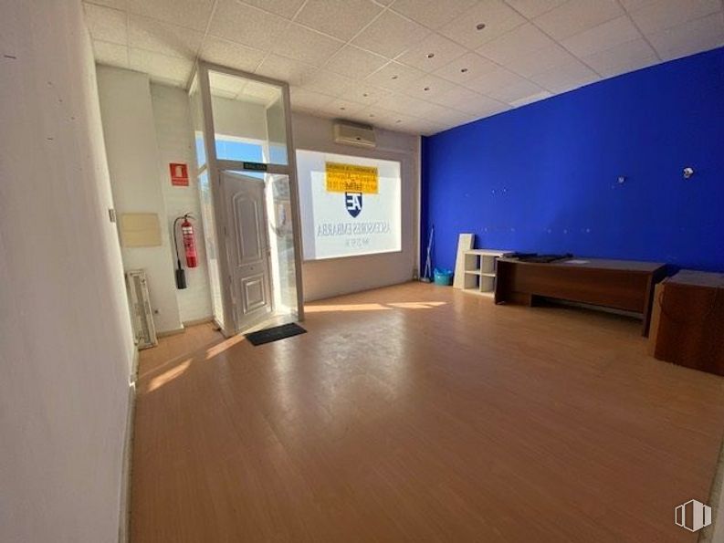 Retail for rent at Zona Reyes Católicos, Cuenca, 16003 with furniture, door, fixture, wood, flooring, floor, hall, hardwood, laminate flooring and ceiling around