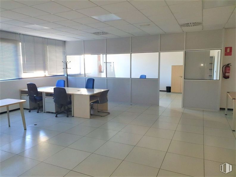 Oficina en alquiler en Calle Haya, 4, Carabanchel, Madrid, 28044 con silla, mesa, refrigerador, edificio, mueble, persiana de la ventana, ventana, interiorismo, accesorio y suelo alrededor