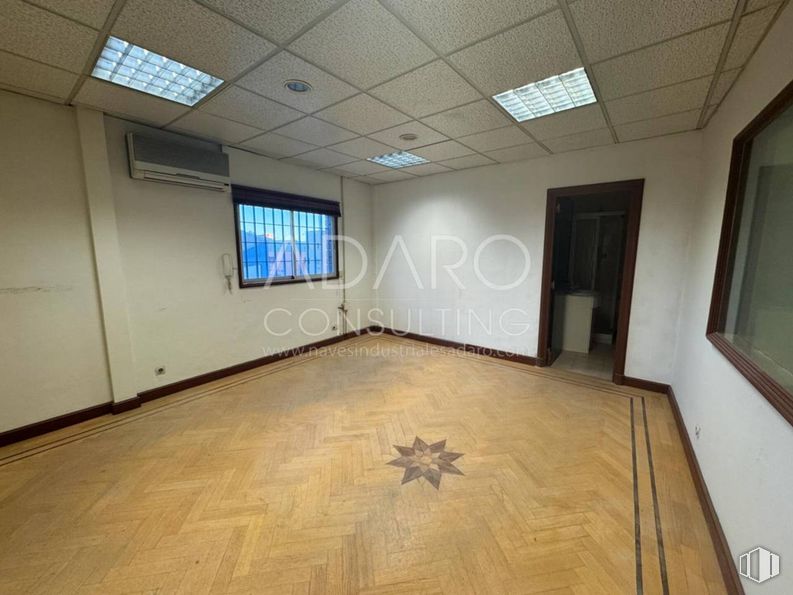 Industrial for rent at Calle Gamonal, Villa de Vallecas, Madrid, 28031 with light fixture, window, lighting, flooring, floor, ceiling, apartment, tile flooring, building material and wood stain around