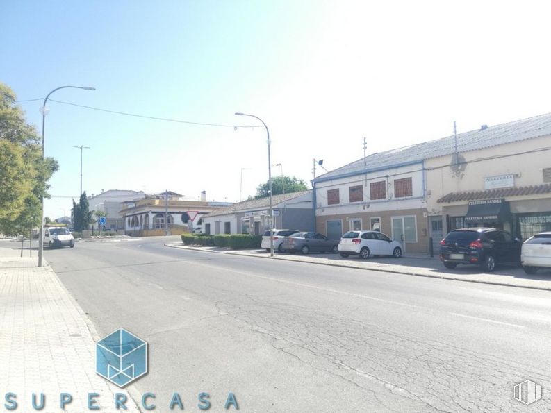 Local en venta en Avenida Madrid, La Puebla de Montalbán, Toledo, 45516 con coche, edificio, cielo, vehículo terrestre, luz de la calle, superficie de la carretera, infraestructura, asfalto, vehículo y rueda alrededor