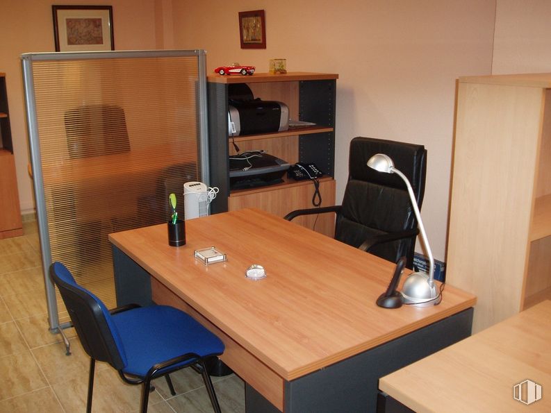 Office for rent at Calle Antonio López, 61, Carabanchel, Madrid, 28019 with chair, lamp, table top, furniture, home appliance, table, property, computer desk, desk, wood, tableware and building, hardwood around