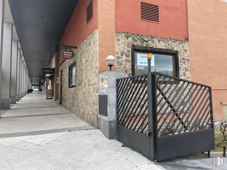 Local en alquiler y venta en Calle Camilo José Cela, 3, Las Rozas de Madrid, Madrid, 28230 con pared, material compuesto, hierro, metal, hormigón, albañilería, ladrillo, material de construcción, firmar y puerta alrededor