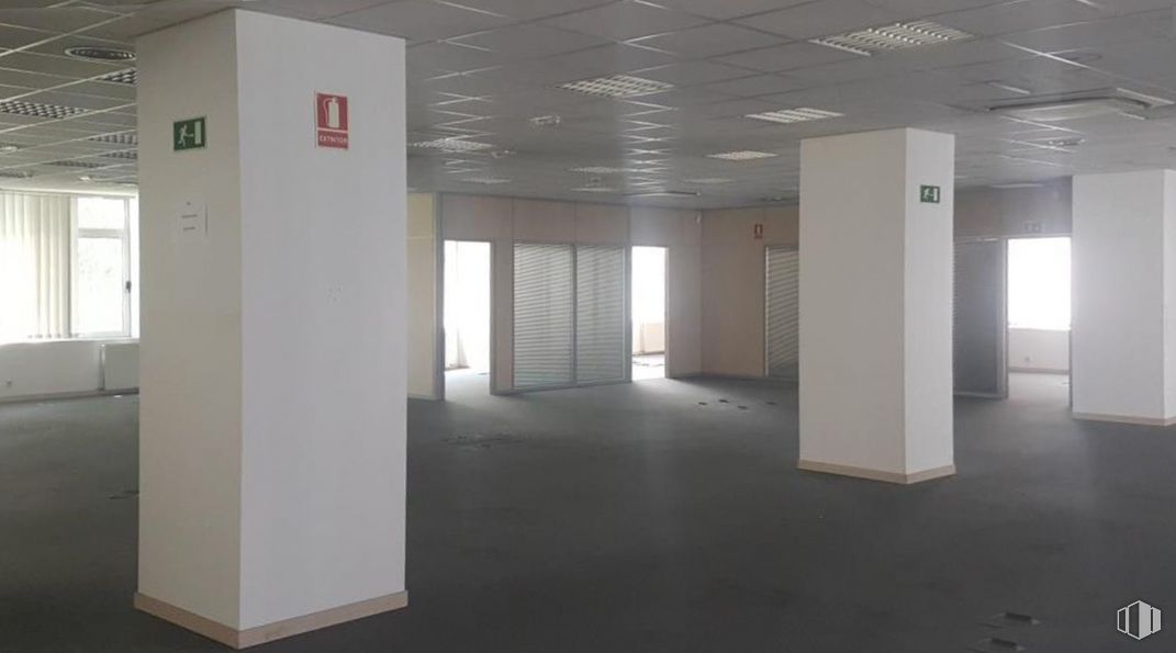 Oficina en alquiler y venta en Calle San Severo, 26, Barajas, Madrid, 28042 con ventana, accesorio, interiorismo, suelo, suelos, pared, material compuesto, columna, techo y edificio alrededor