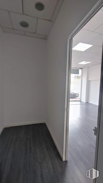 Local en venta en Cuesta San Francisco, 16, Las Rozas de Madrid, Madrid, 28230 con accesorio, madera, edificio, suelo, suelos, hall, exterior del automóvil, sombra, puerta del vehículo y techo alrededor