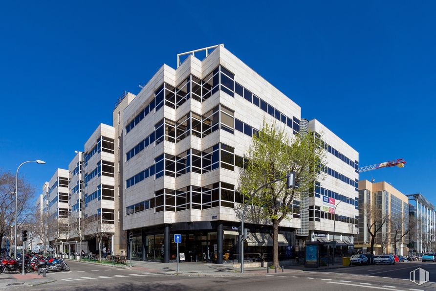 Oficina en alquiler en Edificio E1, Calle Julián Camarillo, 29, San Blas - Canillejas, Madrid, 28037 con edificio, luz de la calle, cielo, azul, árbol, diseño urbano, bloque de pisos, ventana, condominio, edificio comercial y fachada alrededor