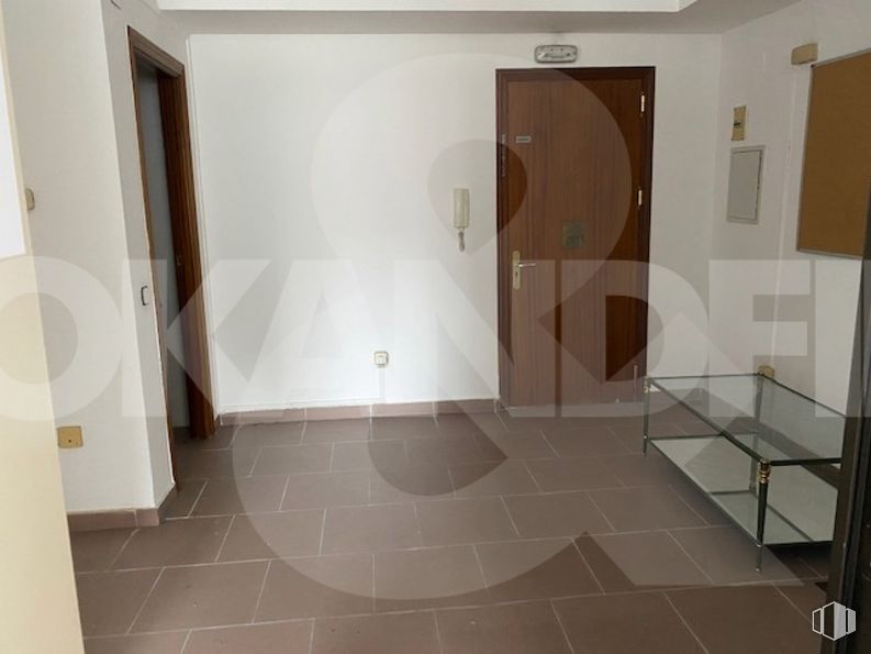 Office for rent at Ronda Buenavista, Toledo, 45005 with door, table, property, building, fixture, house, wood, tile flooring, flooring and interior design around