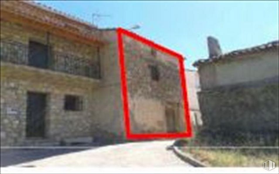 Land for sale at Calle Norte, 6, Salinas del Manzano, Cuenca, 16314 with building, window, sky, fixture, asphalt, house, line, road surface, brick and tree around