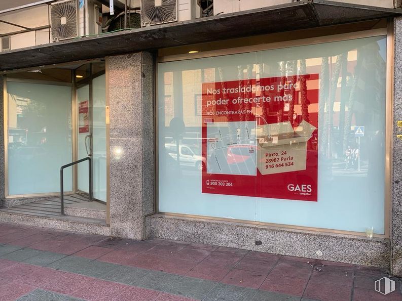 Retail for rent at Calle Pinto, Parla, Madrid, 28980 with fixture, building, brick, facade, font, gas, advertising, signage, city and composite material around