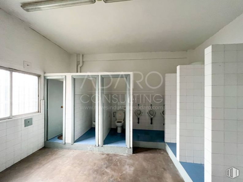 Industrial for rent at Calle San Dalmacio, Villaverde, Madrid, 28021 with window, door, flooring, floor, ceiling, tile, daylighting, plaster, tile flooring and aluminium around