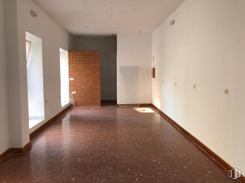 Retail for rent at Calle Vilches, Campo Real, Madrid, 28510 with property, fixture, wood, hall, flooring, wall, floor, hardwood, shade and ceiling around