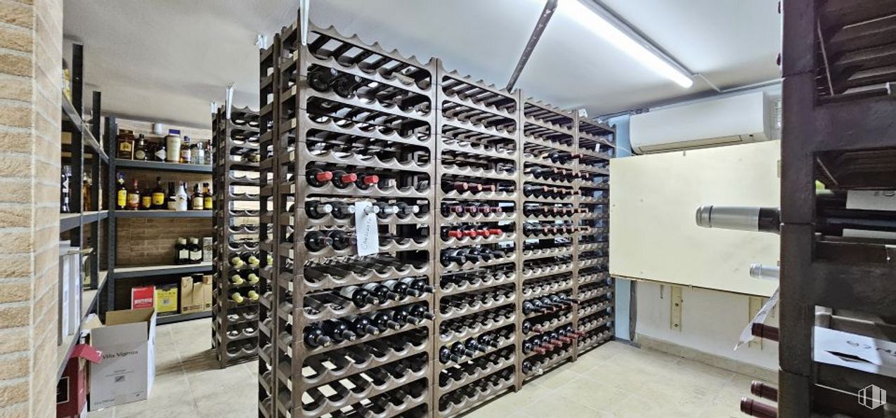 Retail for sale & for rent at Avenida Real Fábrica de Sedas, 4, Talavera de la Reina, Toledo, 45600 with wine rack, furniture, bottle, eyewear, shelving, shelf, winery, retail, machine and automotive design around