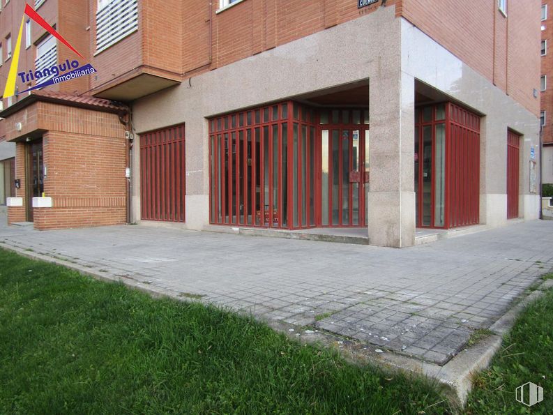 Retail for sale & for rent at Zona El Carmen, Segovia, 40004 with building, window, plant, brickwork, road surface, brick, fixture, grass, residential area and wood around