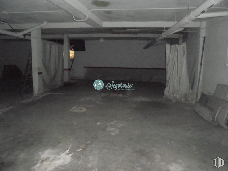 Retail for sale at Zona Obispo Quesada, Segovia, 40006 with building, grey, fixture, floor, composite material, flooring, parking, gas, concrete and event around