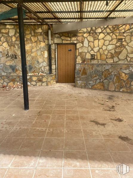 Retail for sale at Avenida Playa de Escalona, Escalona, Toledo, 45910 with door, tile flooring, road surface, wood, flooring, floor, brickwork, brick, line and building material around