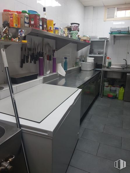 Local en alquiler y venta en Calle José Cadalso, Torrejón de Ardoz, Madrid, 28850 con cocina, ebanistería, suelos, suelo, electrodomésticos, diseño automovilístico, estantería, gas, máquina y gafas alrededor