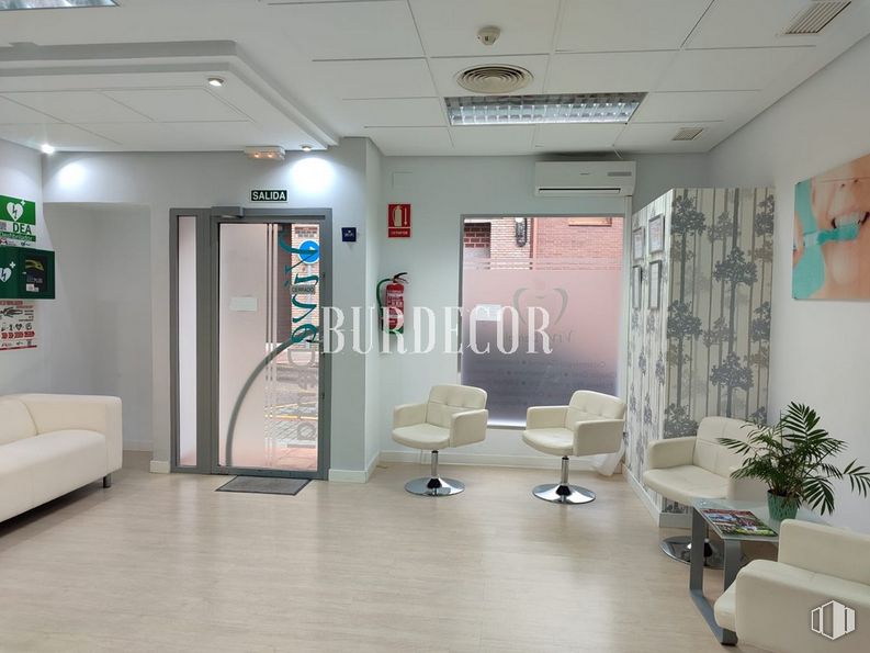 Local en venta en Zona centro, Moraleja de Enmedio, Madrid, 28950 con silla, sofá, planta de interior, puerta, mueble, planta, edificio, alumbrado, suelos y suelo alrededor