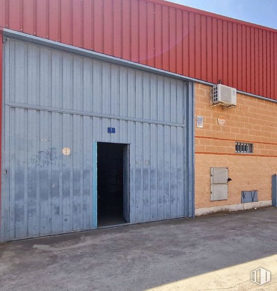 Nave en venta en Zona industrial, Torres de la Alameda, Madrid, 28813 con puerta, edificio, propiedad, accesorio, madera, cielo, asfalto, material compuesto, fachada y ladrillo alrededor