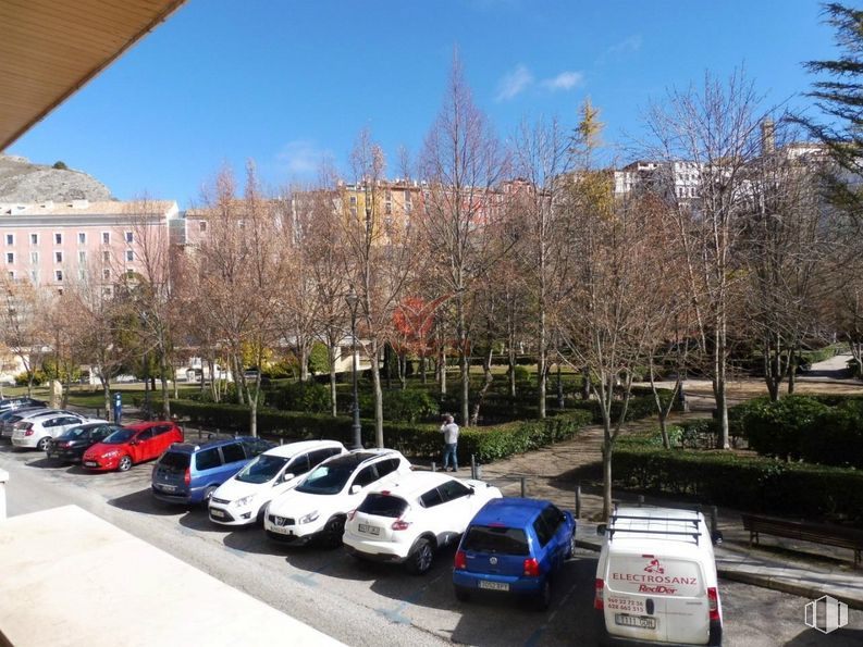 Local en alquiler en Zona Parque del Huécar, Cuenca, 16001 con vehículo de juguete, coche, vehículo terrestre, planta, vehículo, cielo, rueda, neumático, vehículo motorizado y árbol alrededor