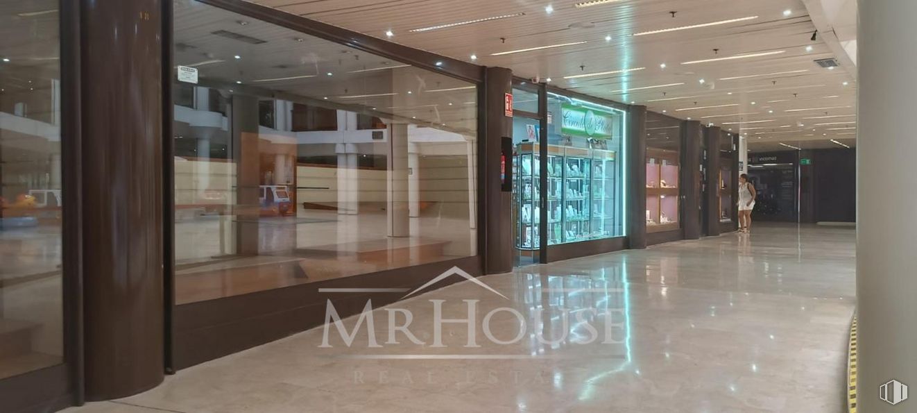 Retail for sale at Avenida Constitución, 90, Torrejón de Ardoz, Madrid, 28850 with fixture, interior design, flooring, floor, wall, real estate, building, glass, tile flooring and building material around