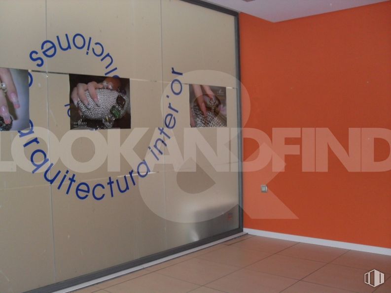 Office for rent at Juzgados, Toledo, 45001 with mirror, product, font, building, wall, material property, flooring, fixture, signage and advertising around