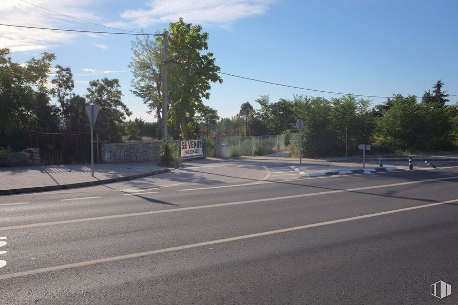 Suelo en venta en Calle de San Sebastián, s/n, El Escorial, Madrid, 28280 con cielo, nube, árbol, superficie de la carretera, planta, asfalto, tar, diseño urbano, acera y electricidad alrededor