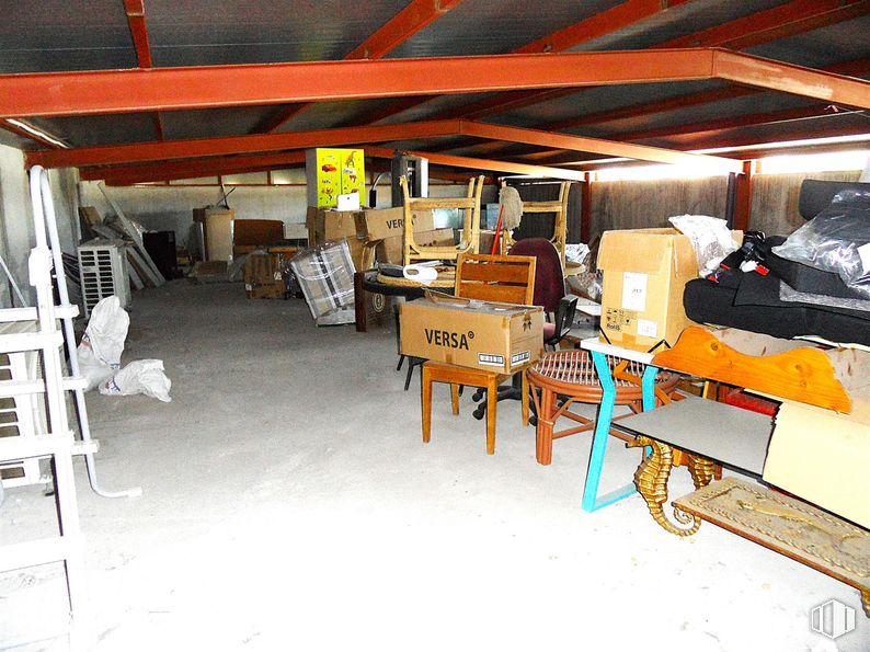 Industrial for sale at Polígono Los Olivos, Getafe, Madrid, 28906 with clothing, person, wood, furniture, shipping box, box, cardboard packaging, plywood, cardboard and hardwood around