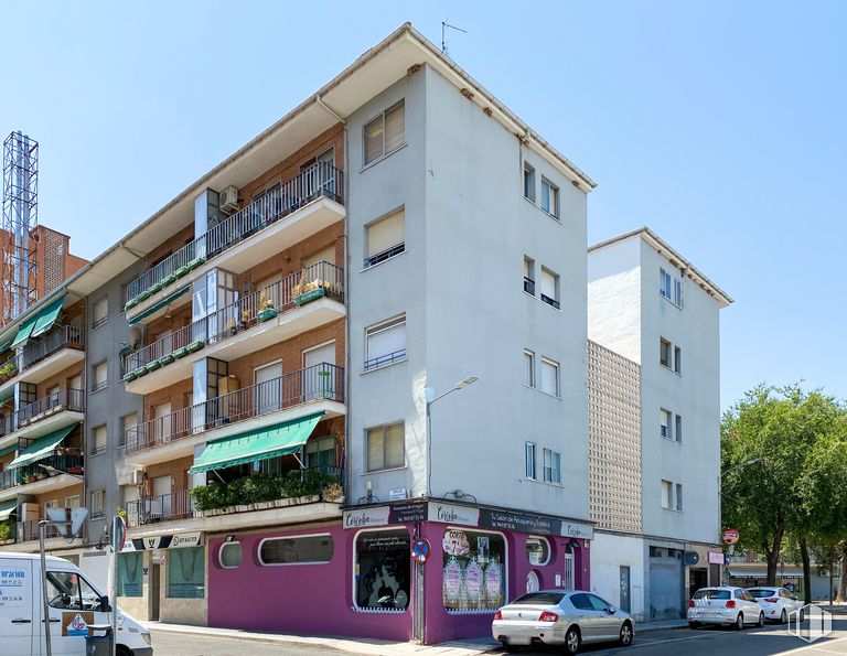 Retail for sale at Calle Doctor Layna Serrano, 28, Guadalajara, 19002 with car, building, van, sky, wheel, tire, window, vehicle, condominium and urban design around