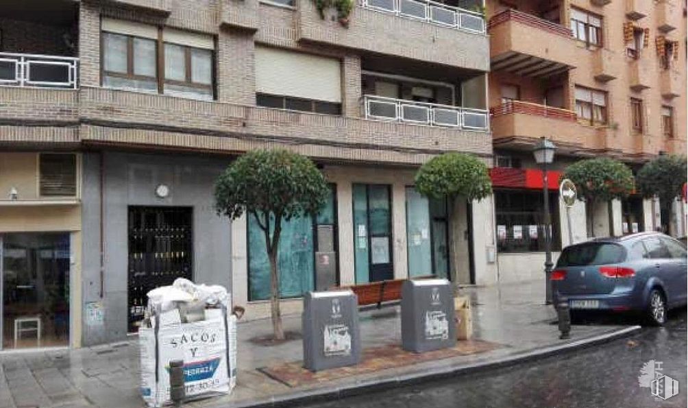 Local en venta en Plaza Salvador, 8, Leganés, Madrid, 28911 con coche, ventana, edificio, vehículo terrestre, vehículo, placa de matrícula del vehículo, infraestructura, planta, puerta y barrio alrededor