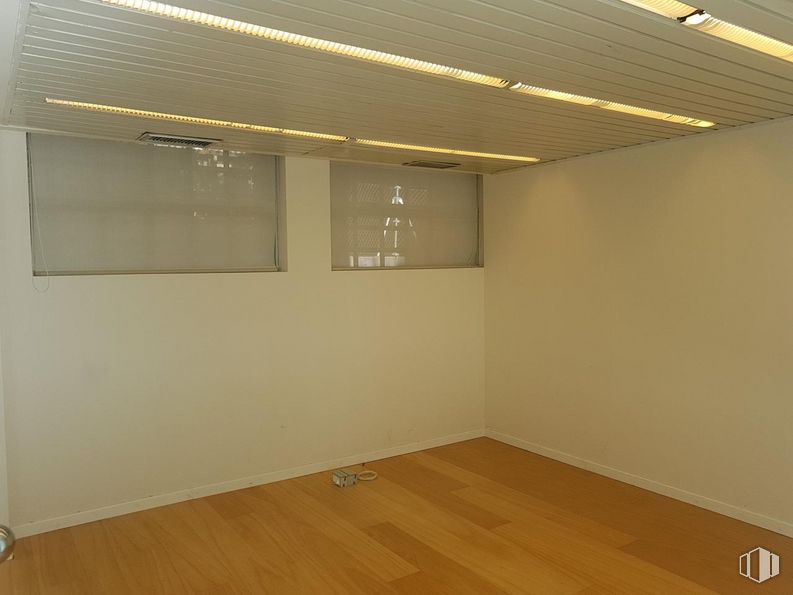 Local en venta en Avenida de Alberto Alcocer, 29, Chamartín, Madrid, 28036 con alumbrado, madera, pasillo, suelo, piso, sombra, madera, accesorio, tintes y matices y beige alrededor