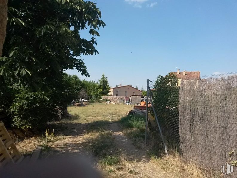 Land for sale at Zona Torrecaballeros, Torrecaballeros, Segovia, 40160 with house, plant, sky, building, land lot, grass, landscape, natural landscape, tree and shrub around