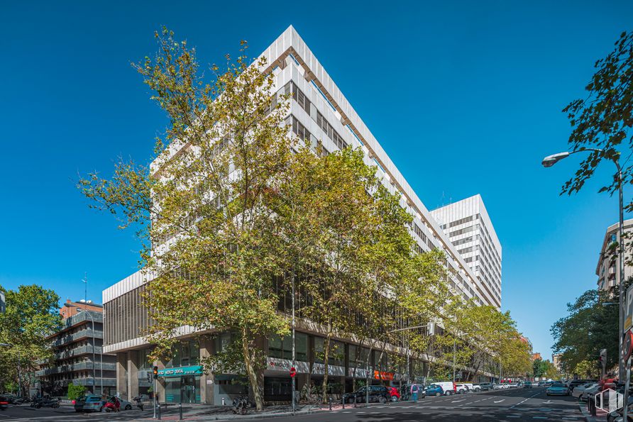 Oficina en alquiler en Edificio Eurobuilding II, Calle Orense, 69, Tetuán, Madrid, 28020 con edificio, cielo, día, propiedad, árbol, infraestructura, diseño urbano, condominio, vía pública y superficie de la carretera alrededor