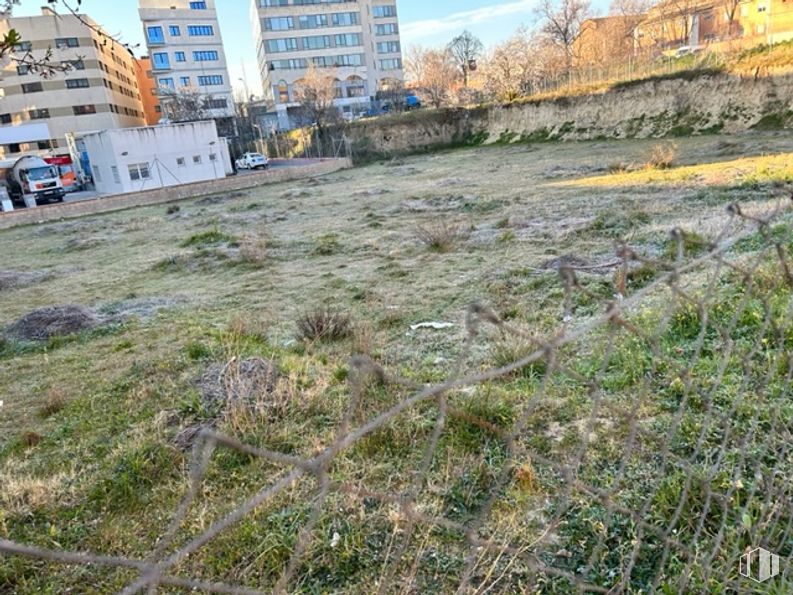 Suelo en alquiler en Calle Muguet, 15, Carabanchel, Madrid, 28044 con edificio, planta, árbol, terreno, diseño urbano, barrio, zona residencial, cielo, cubierta vegetal y hierba alrededor