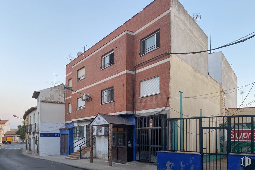 Local en alquiler y venta en Calle Iglesia, 14, Villaconejos, Madrid, 28360 con ventana, edificio, cielo, propiedad, casa, diseño urbano, barrio, zona residencial, fachada y bienes raíces alrededor