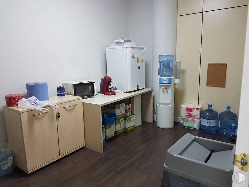 Office for rent at Calle Ronda del Poniente, Torrejón de Ardoz, Madrid, 28850 with refrigerator, microwave oven, cabinetry, bottle, packaged goods, property, table, computer desk, product, building, desk, computer monitor, computer and interior design around