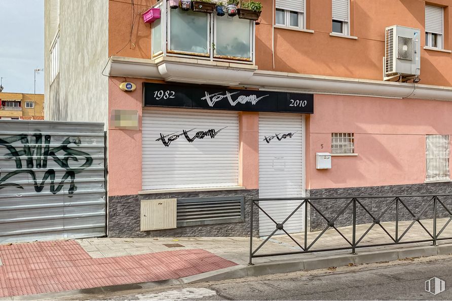 Local en alquiler y venta en Travesía de Federico García Lorca, 5, Mejorada del Campo, Madrid, 28840 con persiana de la ventana, edificio, ventana, madera, ladrillo, fuente, superficie de la carretera, fachada, bienes raíces y acera alrededor