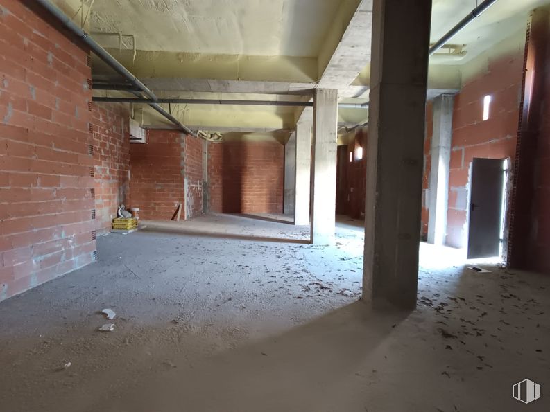 Retail for rent at Calle Aloe Vera, 22, Vicálvaro, Madrid, 28052 with door, floor, flooring, ceiling, composite material, concrete, brickwork, building material, brick and daylighting around