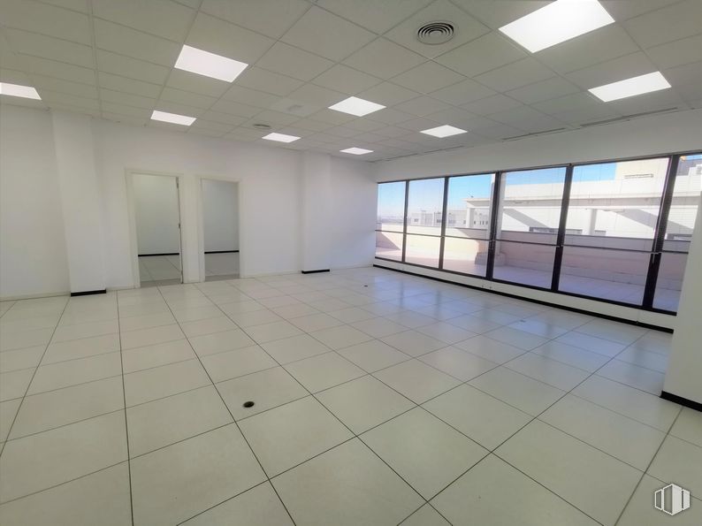 Office for rent at Edificio 1B (22-B), Polígono Industrial Vallecas, Villa de Vallecas, Madrid, 28031 with light fixture, flooring, floor, ceiling, interior design, composite material, glass, tile flooring, commercial building and hall around