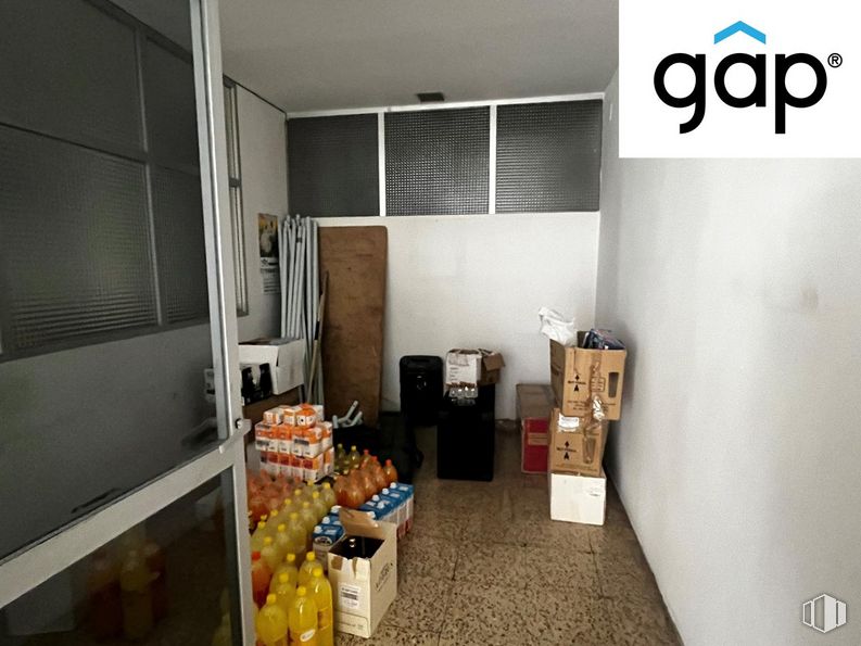 Retail for sale at Calle Princesa Zaida, Cuenca, 16002 with packaged goods, property, interior design, building, flooring, floor, wall, wood, house and television around