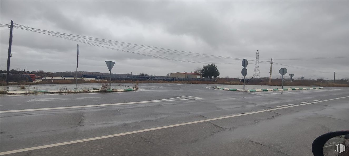 Land for sale at Carretera Toledo-Mora, s/n, Mascaraque, Toledo, 45430 with sky, road surface, cloud, road, asphalt, overhead power line, thoroughfare, lane, street light and cumulus around