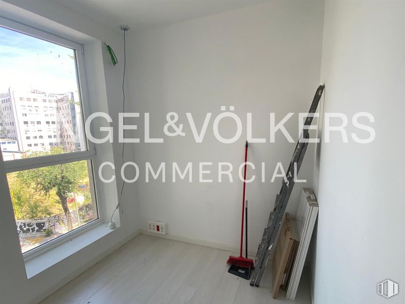 Oficina en alquiler en Calle Julián Camarillo, 38, San Blas - Canillejas, Madrid, 28037 con ventana, escalera, edificio, madera, suelo, suelos, accesorio, madera dura, casa y techo alrededor