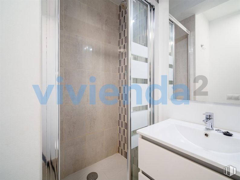 Oficina en venta en Calle Drácena, Chamartín, Madrid, 28016 con espejo, fregadero, grifo, accesorios de fontanería, cuarto de baño, lavabo, edificio, accesorio, fluido y suelo alrededor