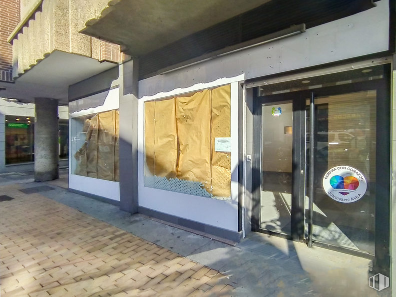 Retail for rent at Avenida Portugal, Ávila, 05001 with shade, fixture, road surface, tints and shades, facade, gas, composite material, sidewalk, glass and concrete around