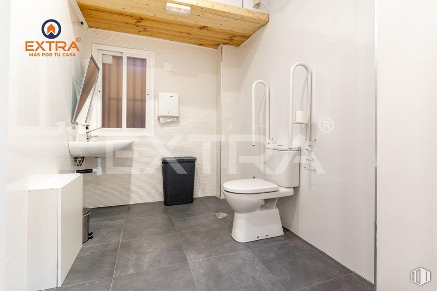 Retail for sale at Avenida General Perón, Tetuán, Madrid, 28020 with sink, plumbing fixture, tap, toilet seat, building, toilet, bathroom sink, bathroom, wood and flooring around