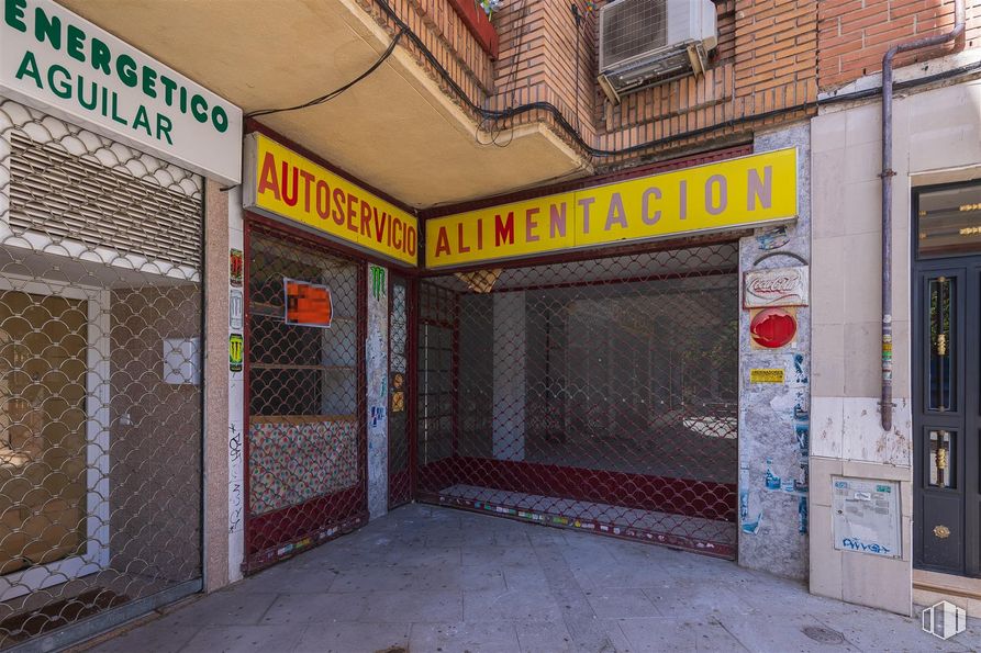 Local en alquiler y venta en Plaza Rivas, 6, Coslada, Madrid, 28820 con accesorio, edificio, superficie de la carretera, ventana, gas, material compuesto, fachada, pintura, ciudad y valla alrededor